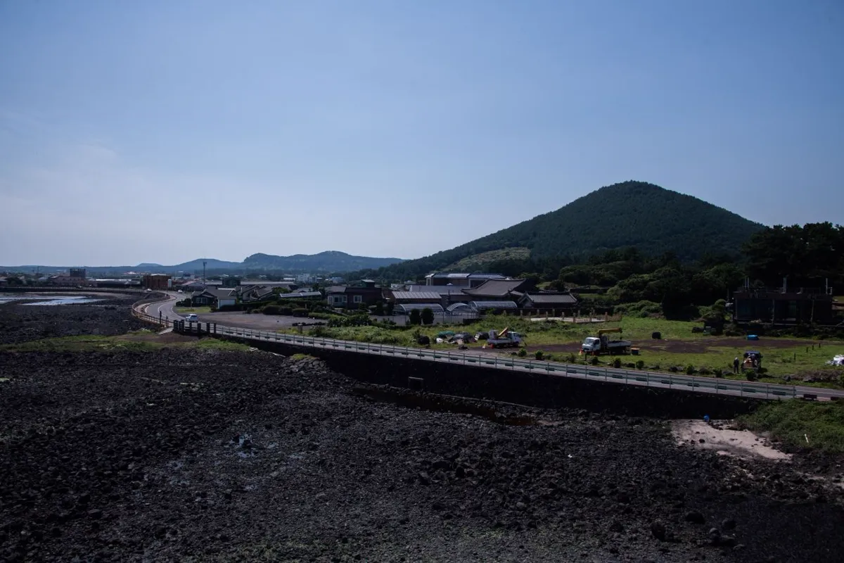 溶岩の岩場に沿って続く終達里の海岸道路