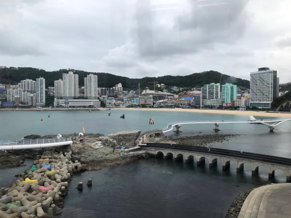 キャビンから見下ろす松島海水浴場と海上の遊歩道