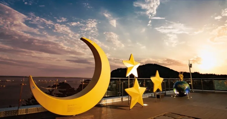 海を背にした三日月と星のオブジェ