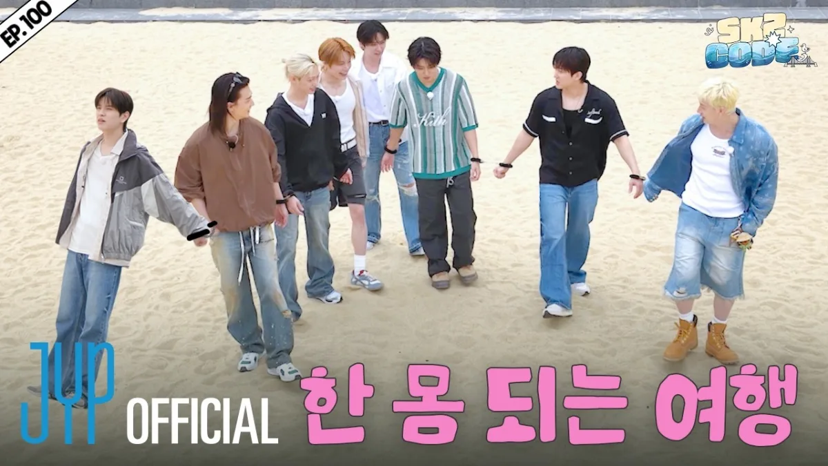 松島海水浴場の砂浜を歩くStray Kids(Stray Kids『SKZ CODE』Ep.100より)