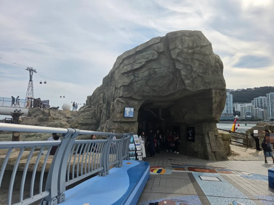 松島スカイウォーク — 岩のトンネルへ続く遊歩道