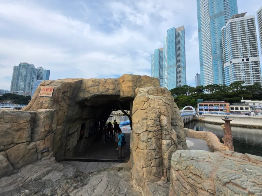 松島スカイウォーク — 岩のトンネルと海辺の高層ビル