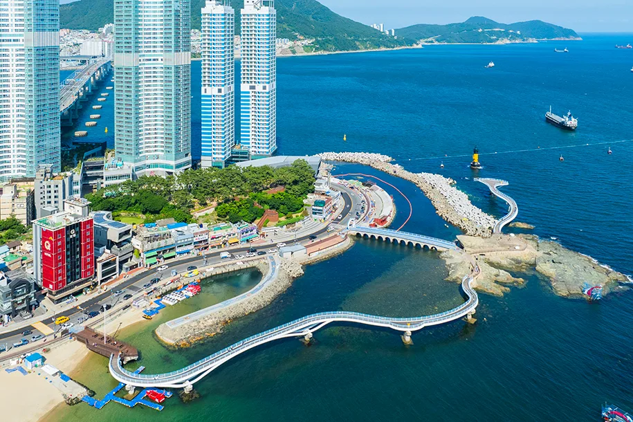 亀島と海上に延びる遊歩道