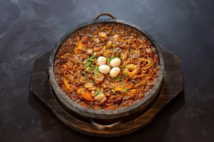 おこげ石鍋ジャージャー麺・大（3〜4人前）