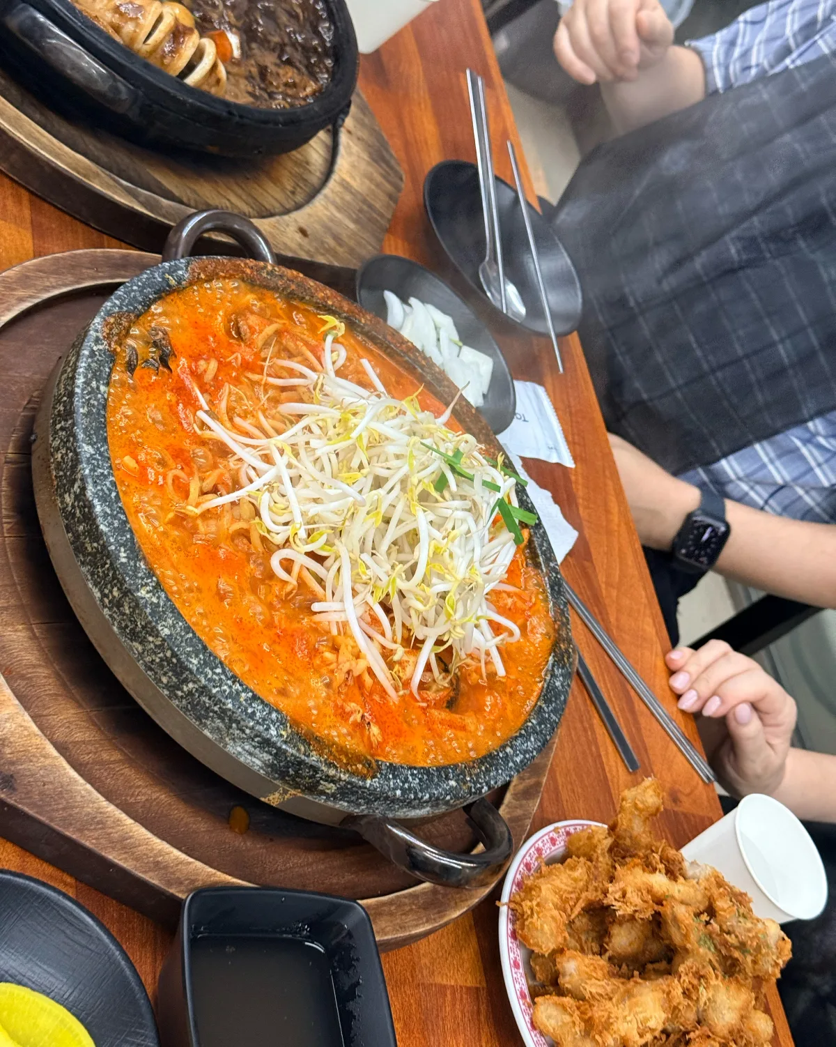 赤いスープが煮立つ石鍋麺