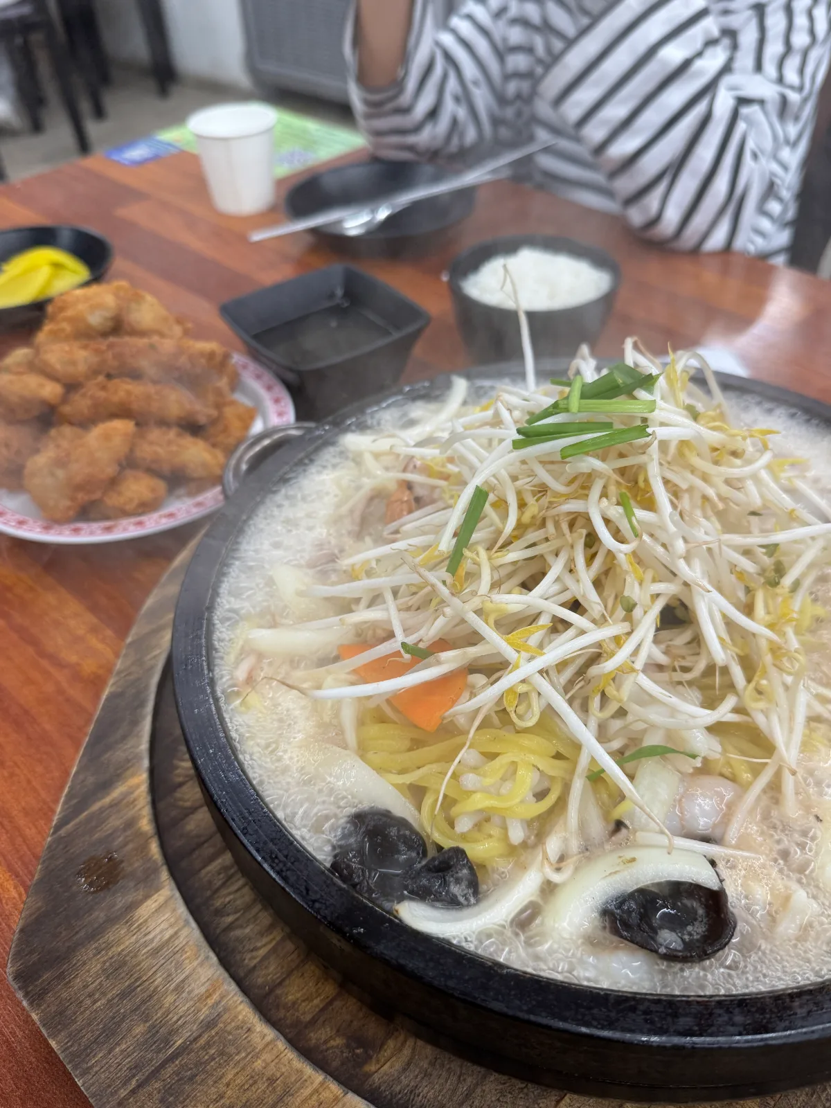もやしをのせた石鍋白チャンポン