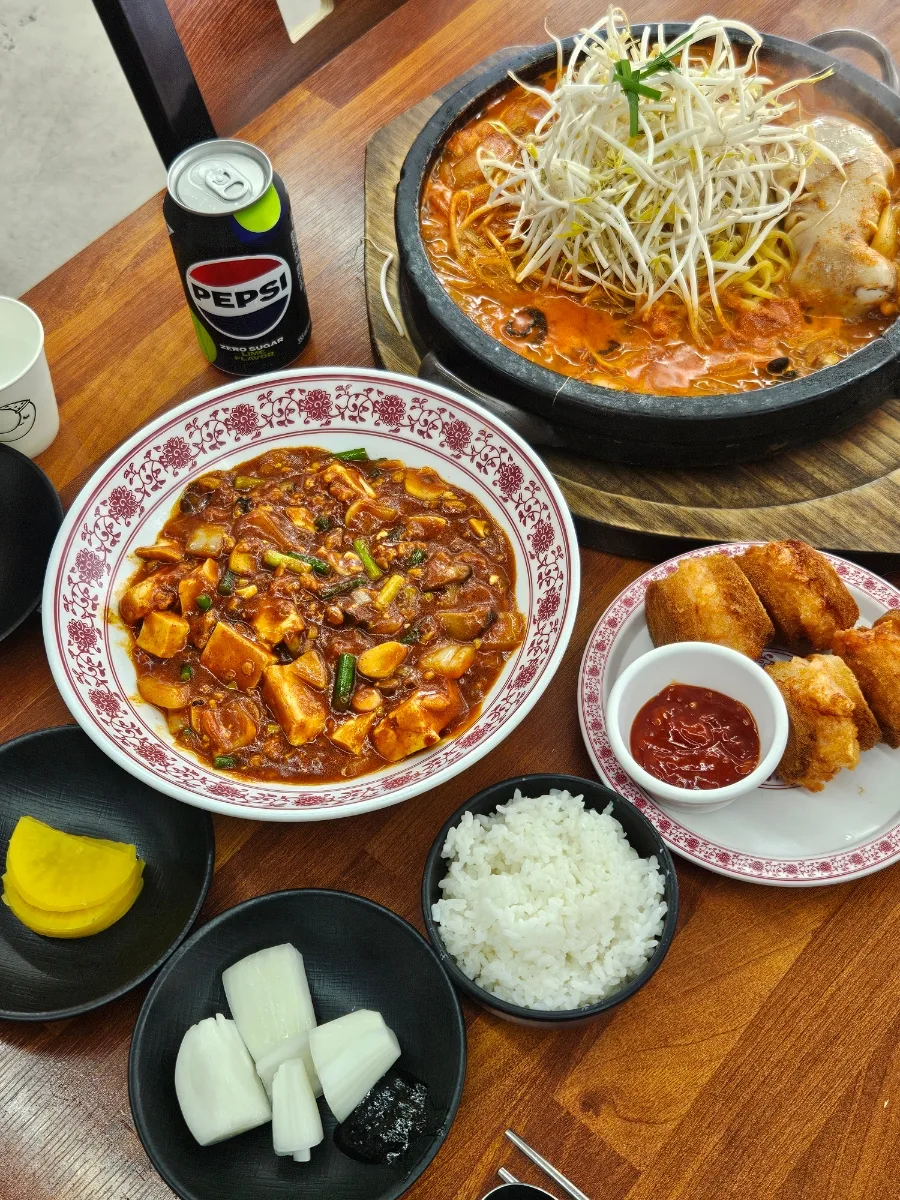 松亭ドルチャンポン — 石鍋麺と麻婆豆腐が並ぶ食卓