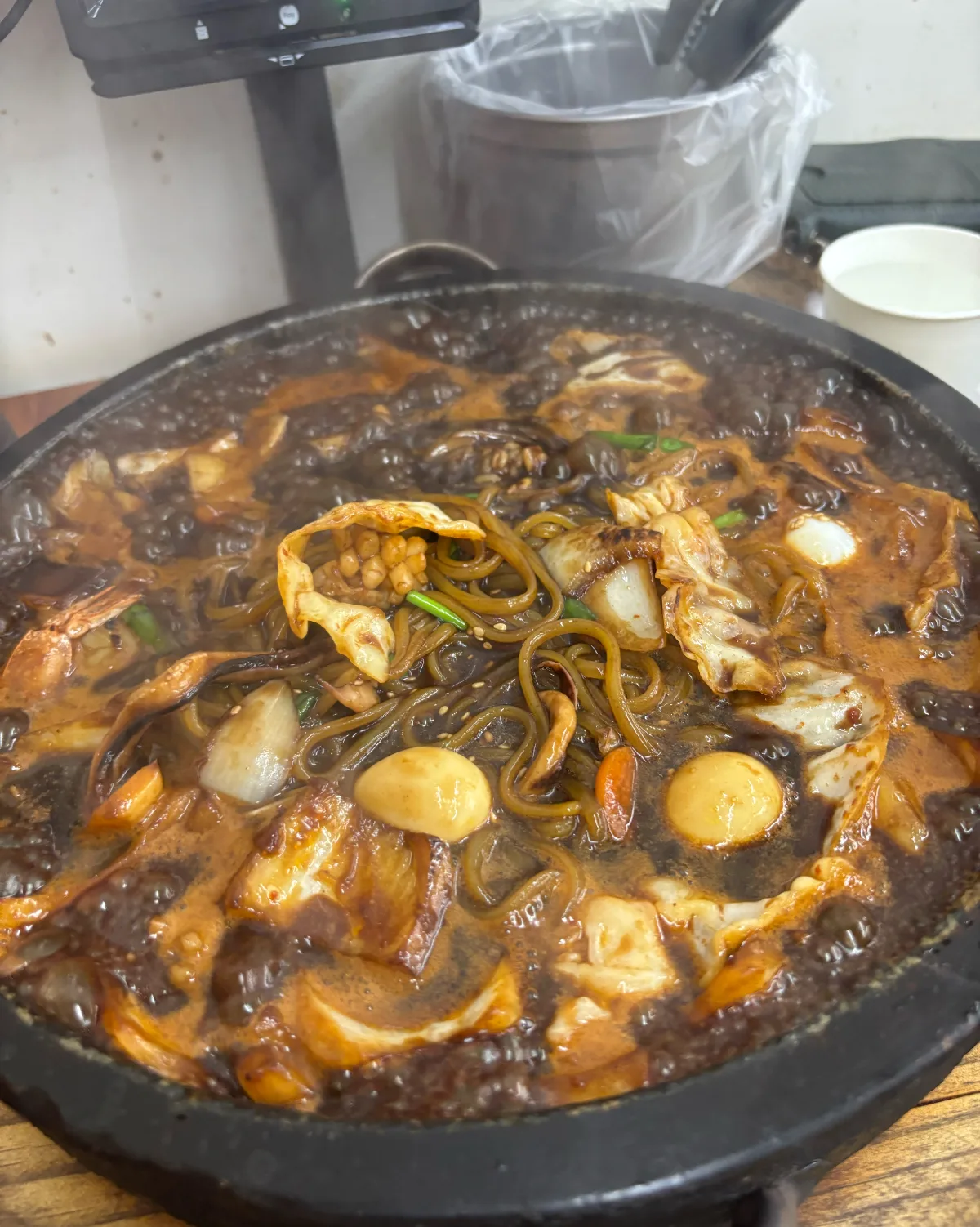 うずら卵をのせた石鍋麺