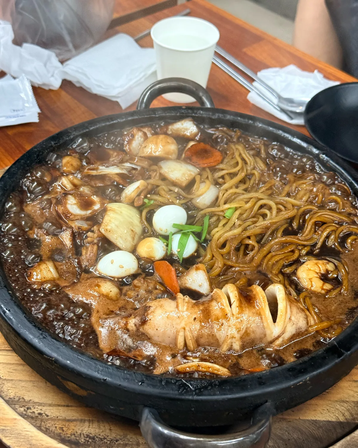 松亭ドルチャンポン — イカ入りの石鍋ジャージャー麺
