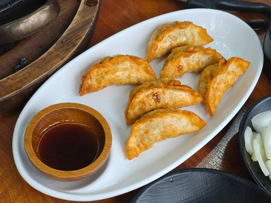 松亭ドルチャンポン — 焼き餃子とつけだれ