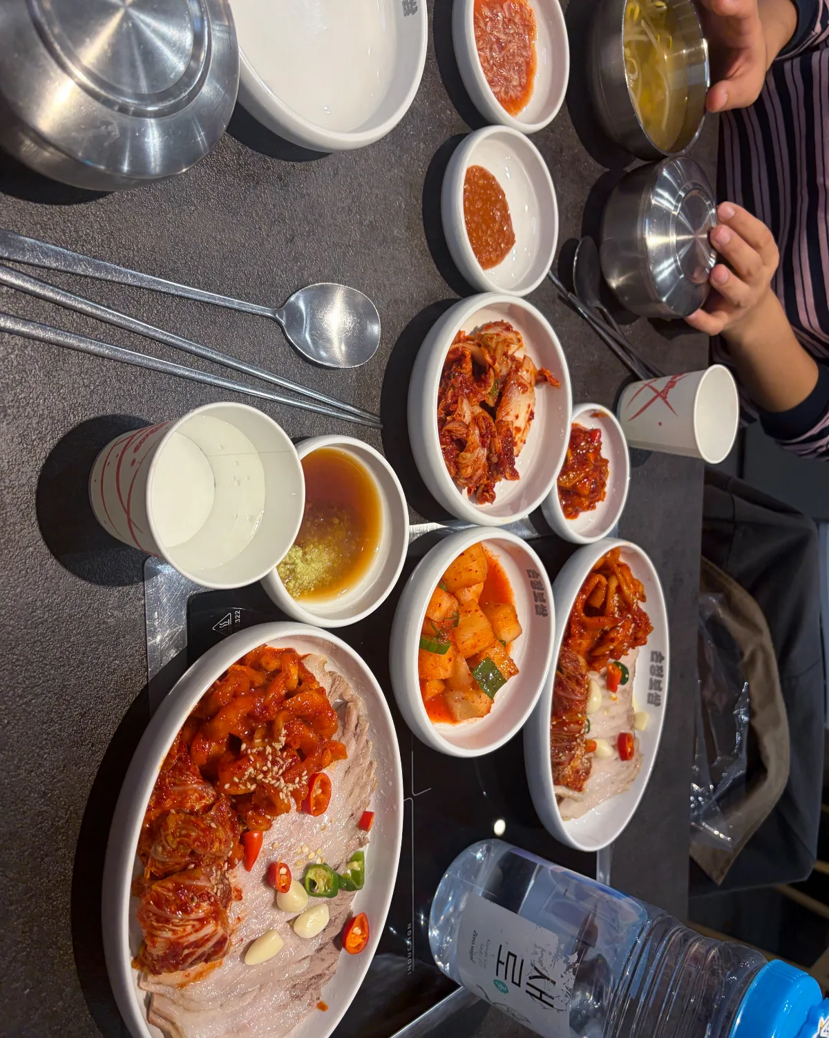 ソンジョン・ポッサム 鍾路店 — ポッサムとキムチが並ぶ食卓