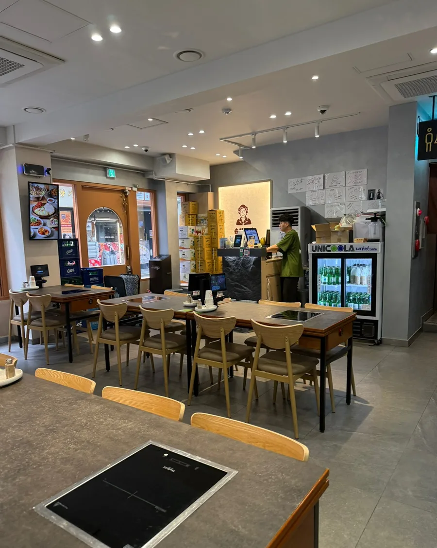 複数のテーブルが並ぶ店内