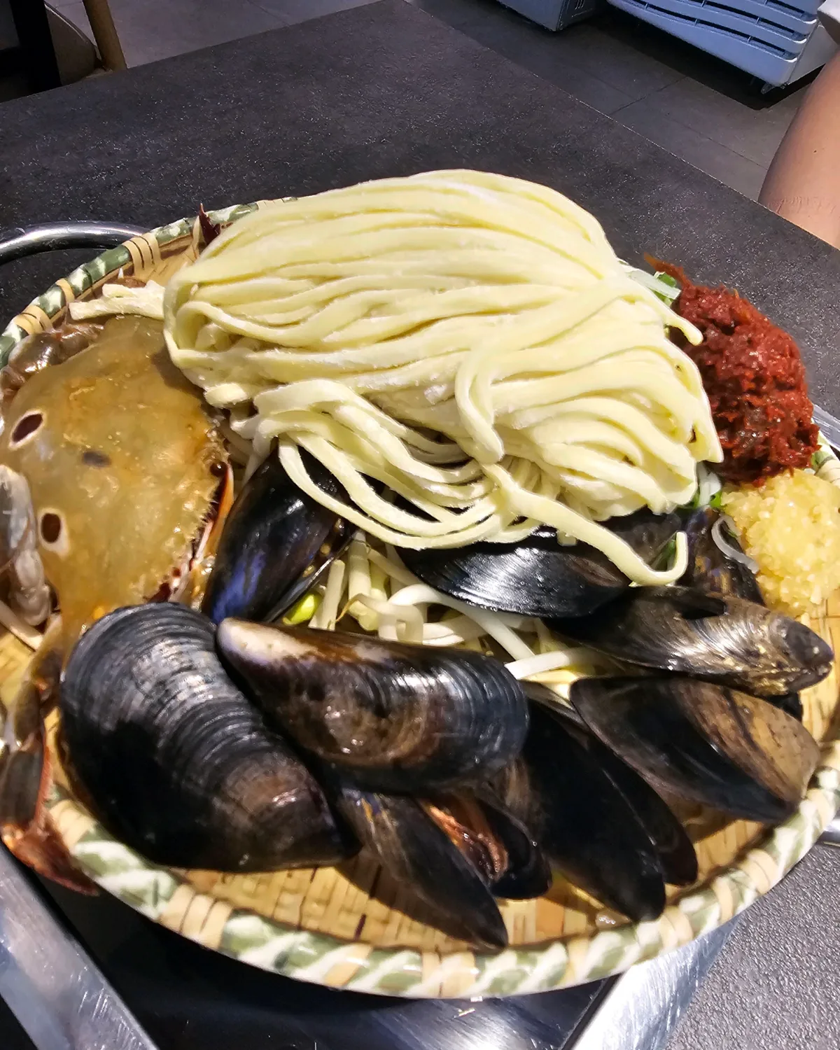 ムール貝やカニをのせた海鮮カルグクスの具