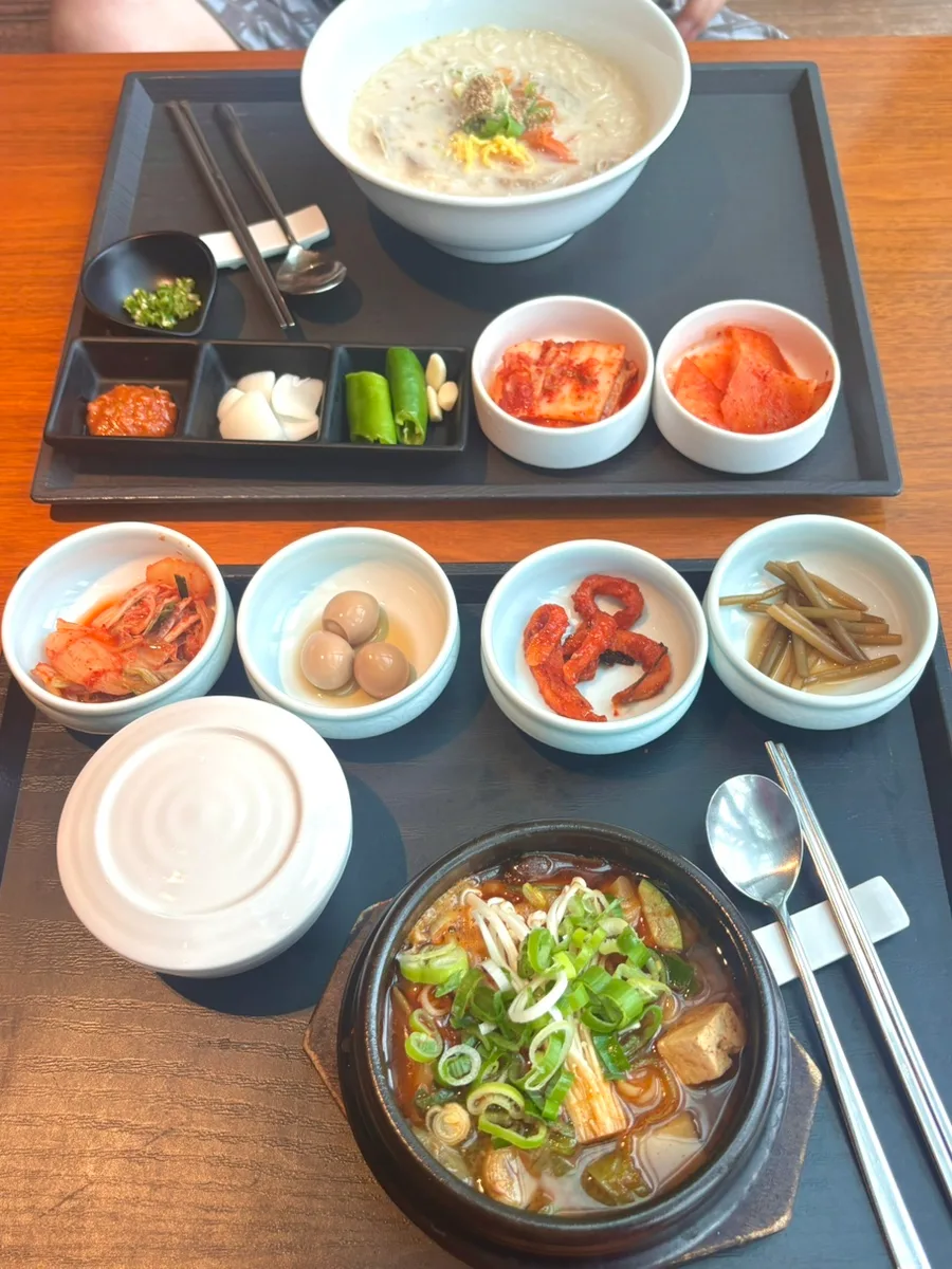 スープと小皿のおかずが並ぶ館内食堂の定食