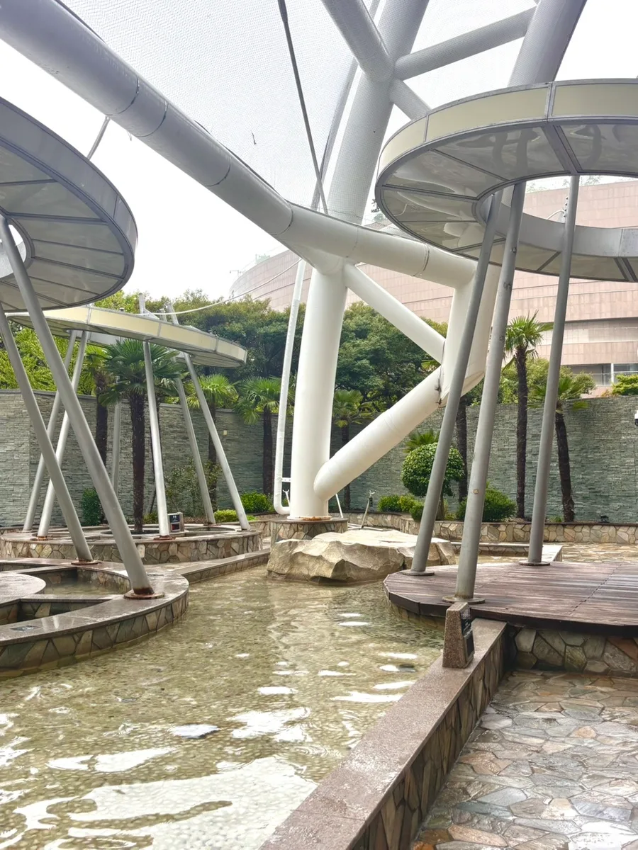 白い柱の下に広がる屋外の足湯