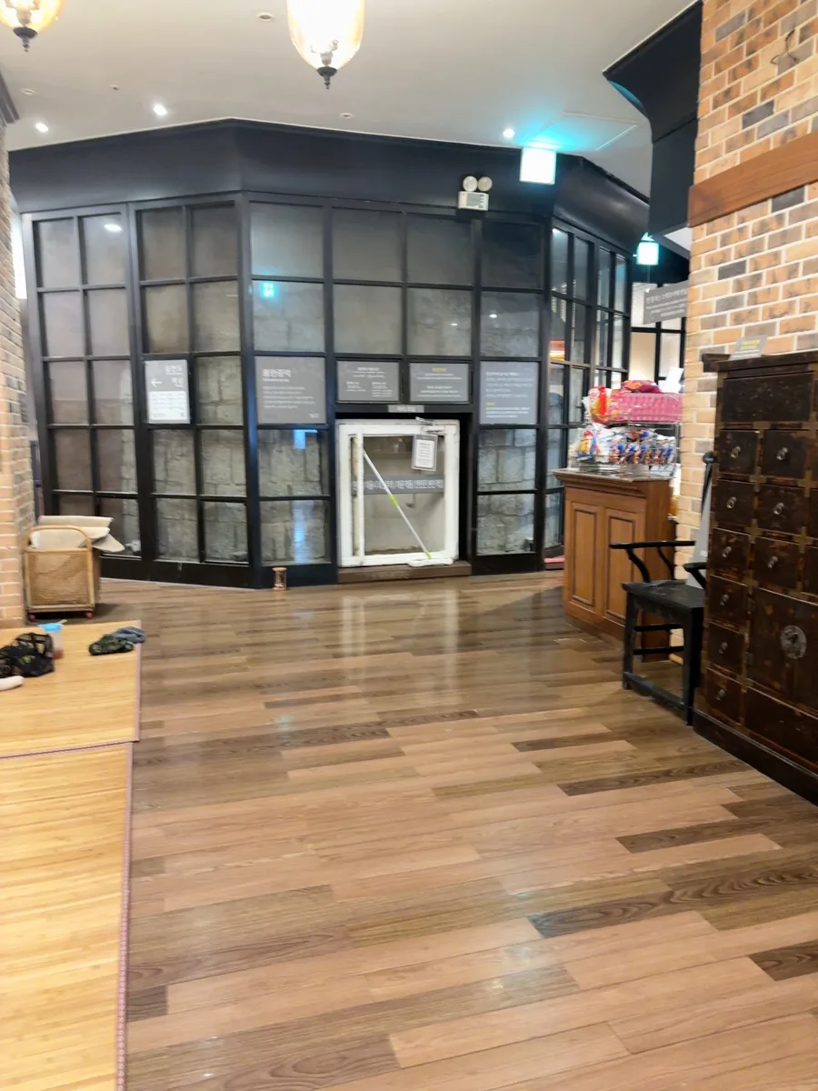 小さな入口のあるサウナ室