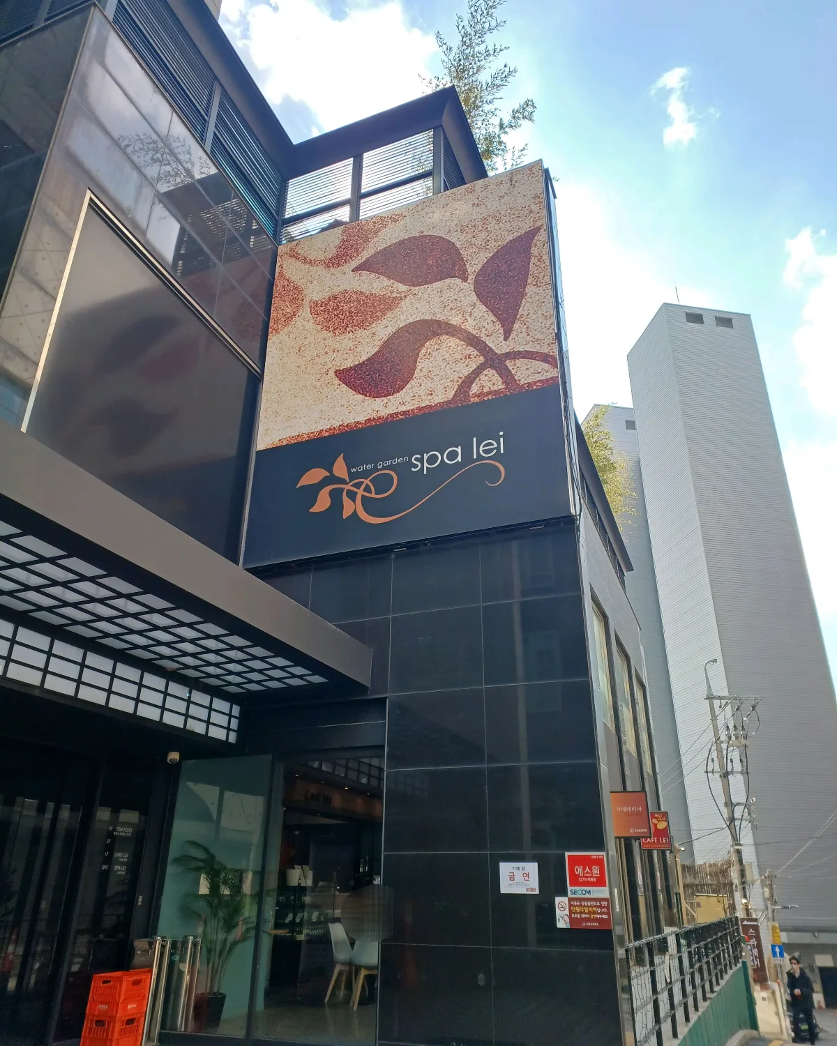 スパレイ — スパレイの看板とガラスの入口