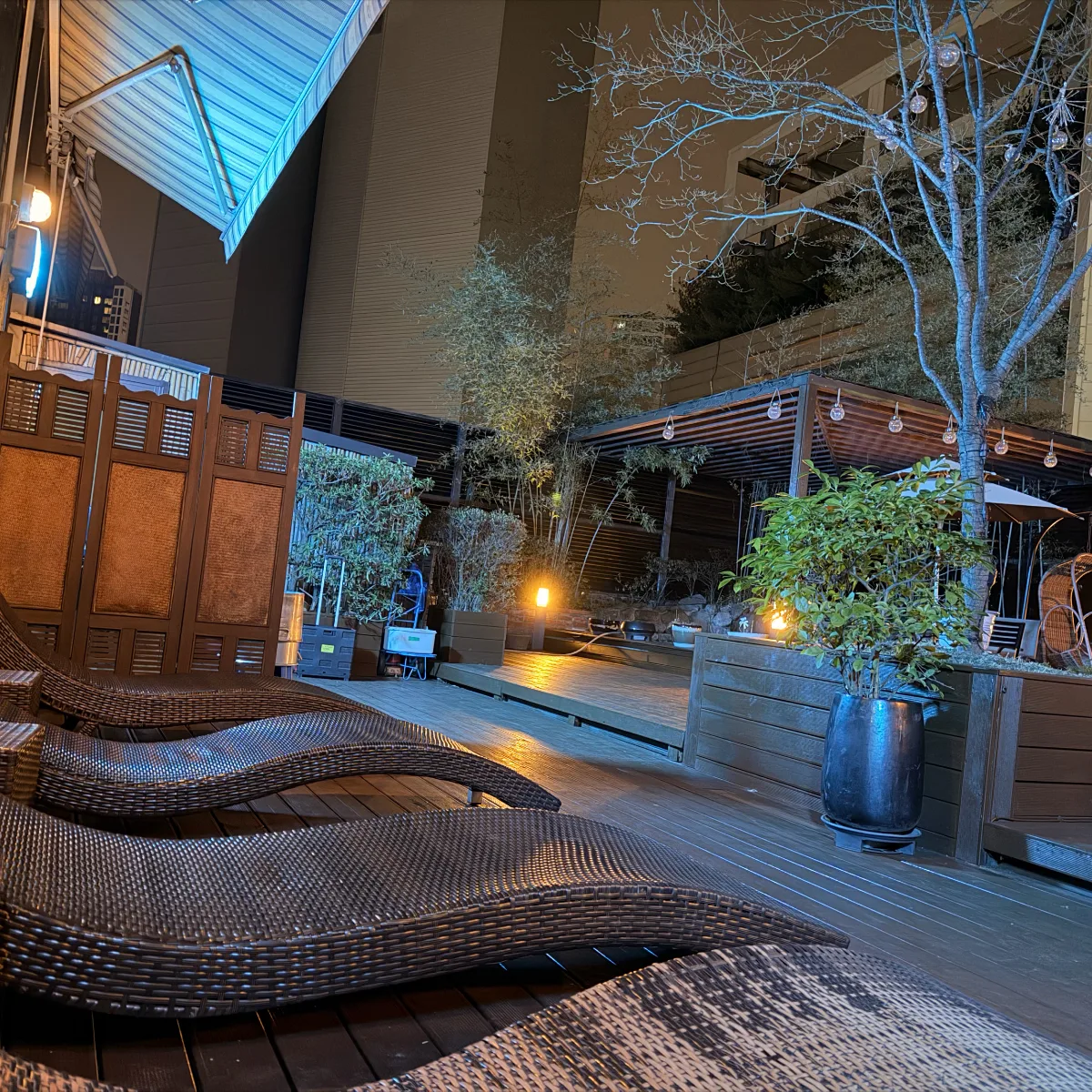 スパレイ — 夜のテラスに並ぶ寝椅子