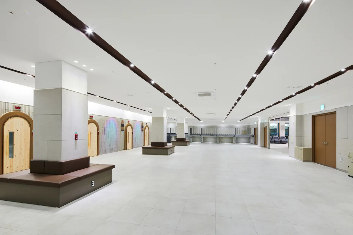 スパレックス 東廟店 — 広いホールとアーチ型の扉