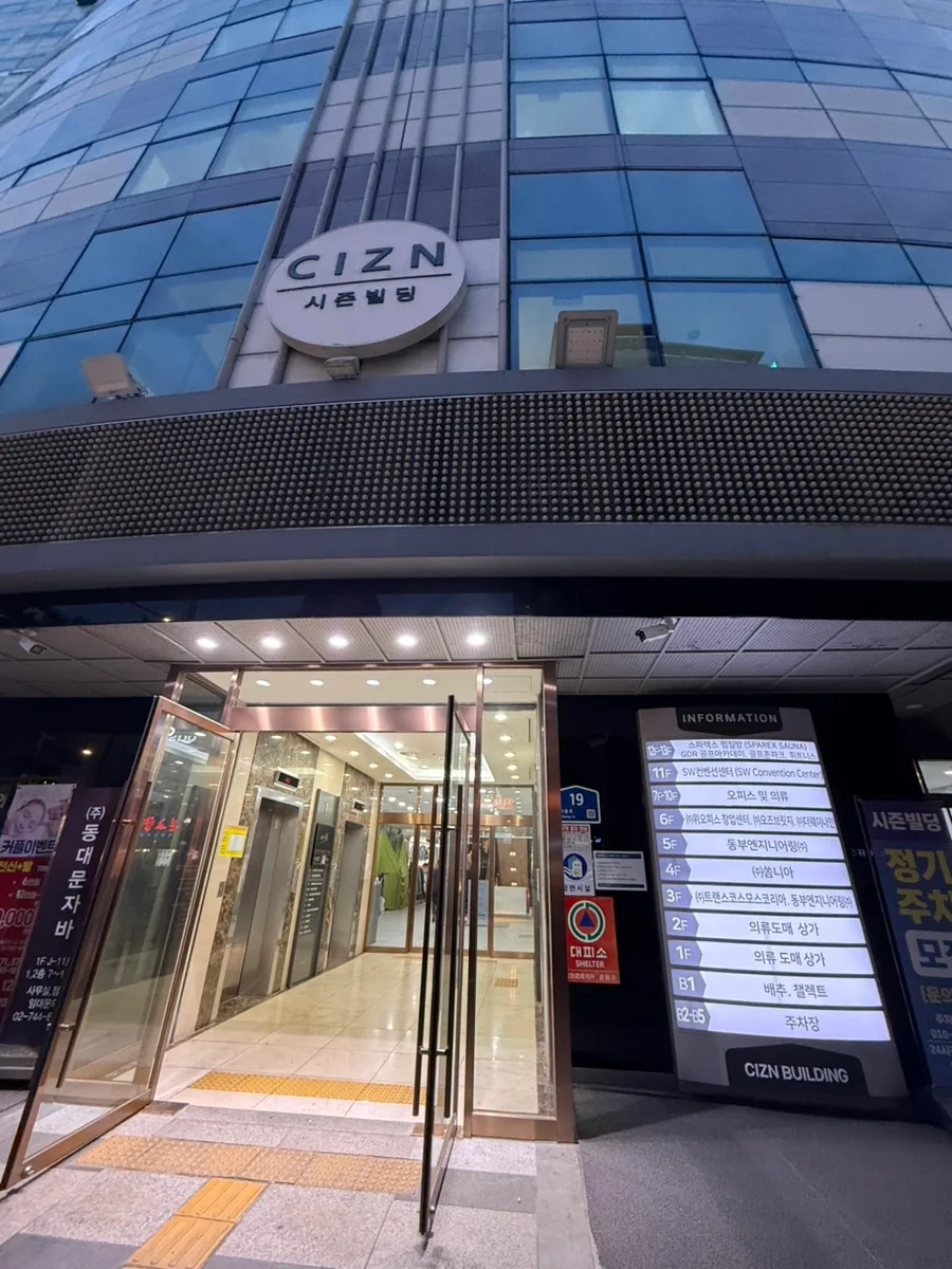 スパレックス 東廟店 — 夕暮れのビルと明かりのついた入口