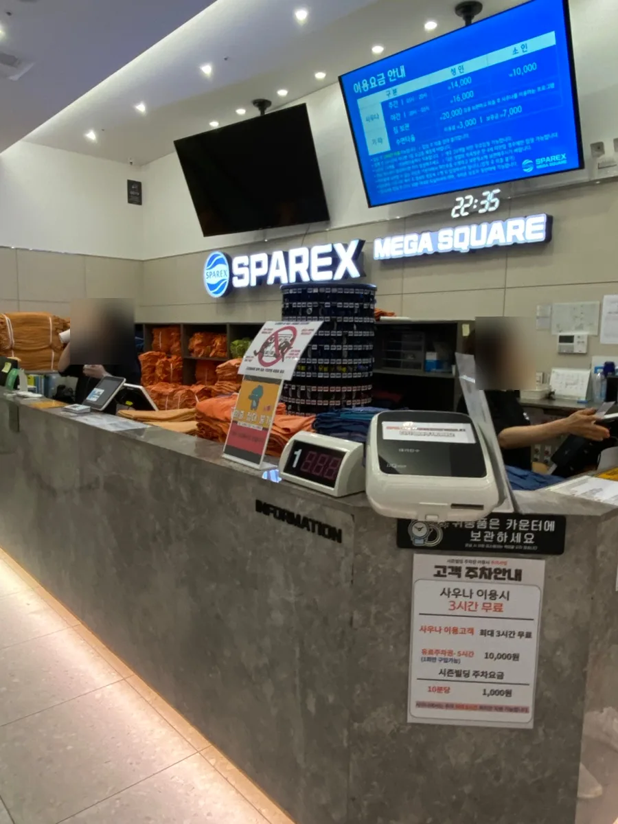 館内着が積まれた受付カウンター
