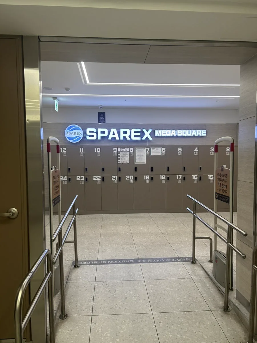 「SPAREX MEGA SQUARE」の看板の下に番号付きの靴箱が並ぶ入口