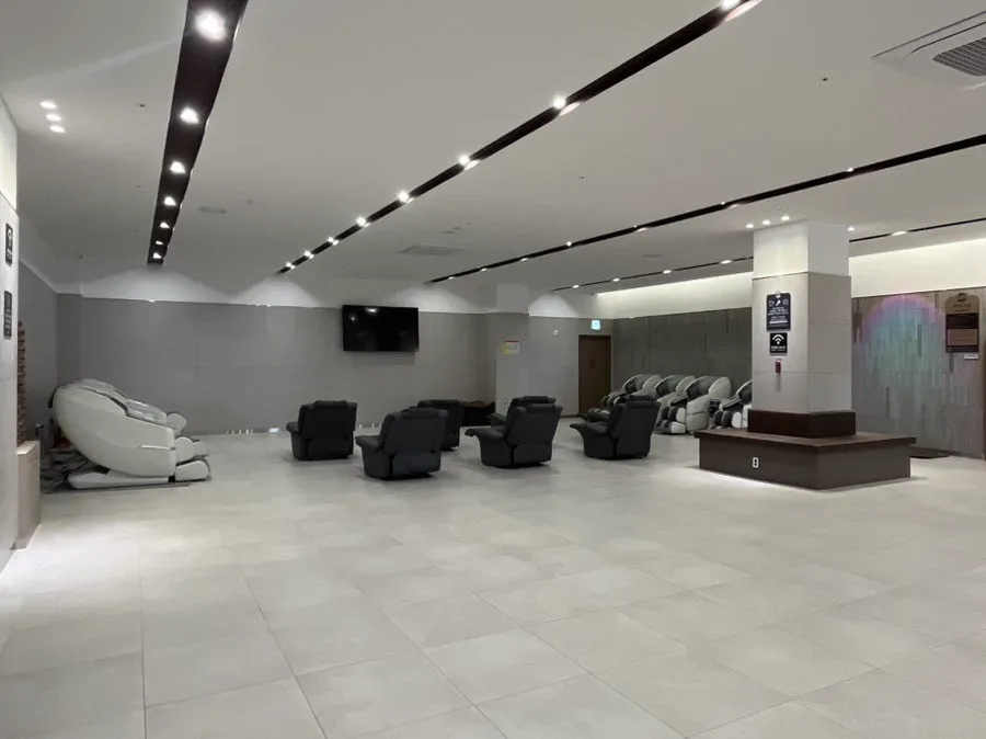 リクライニングチェアとマッサージチェアが並ぶ広い休憩ホール
