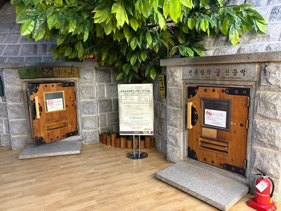 スパレックス 東大門店 — 木の扉が並ぶ汗蒸幕エリア