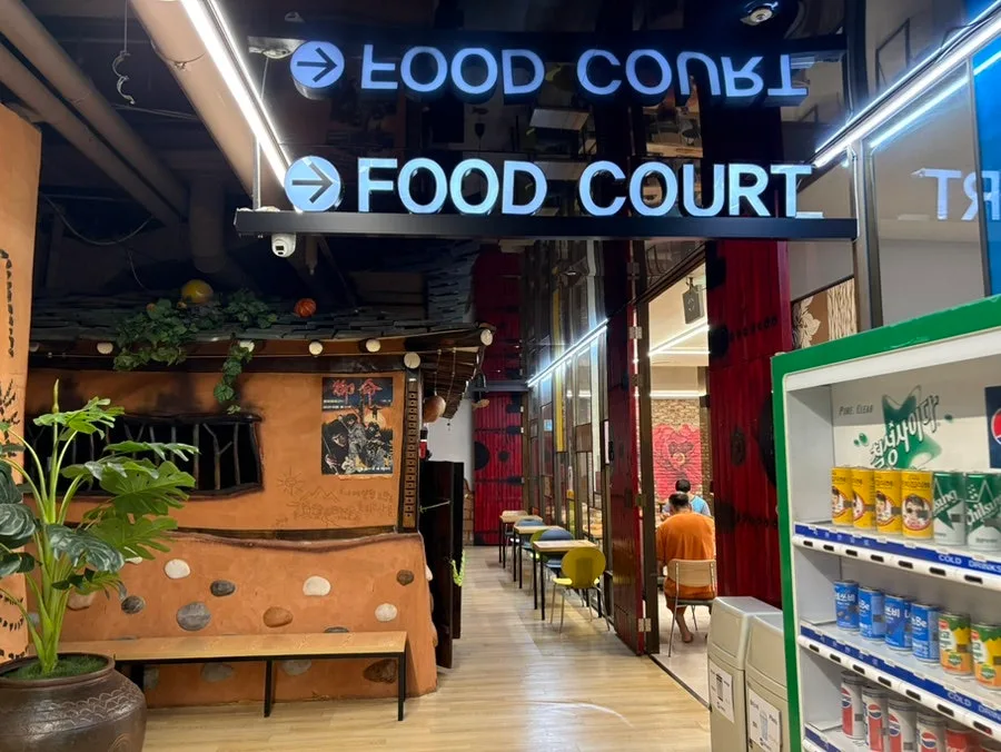 FOOD COURTの案内とフードコートの入口