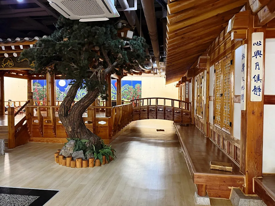 スパレックス 東大門店 — 松の木と木の橋がある韓屋風の広間