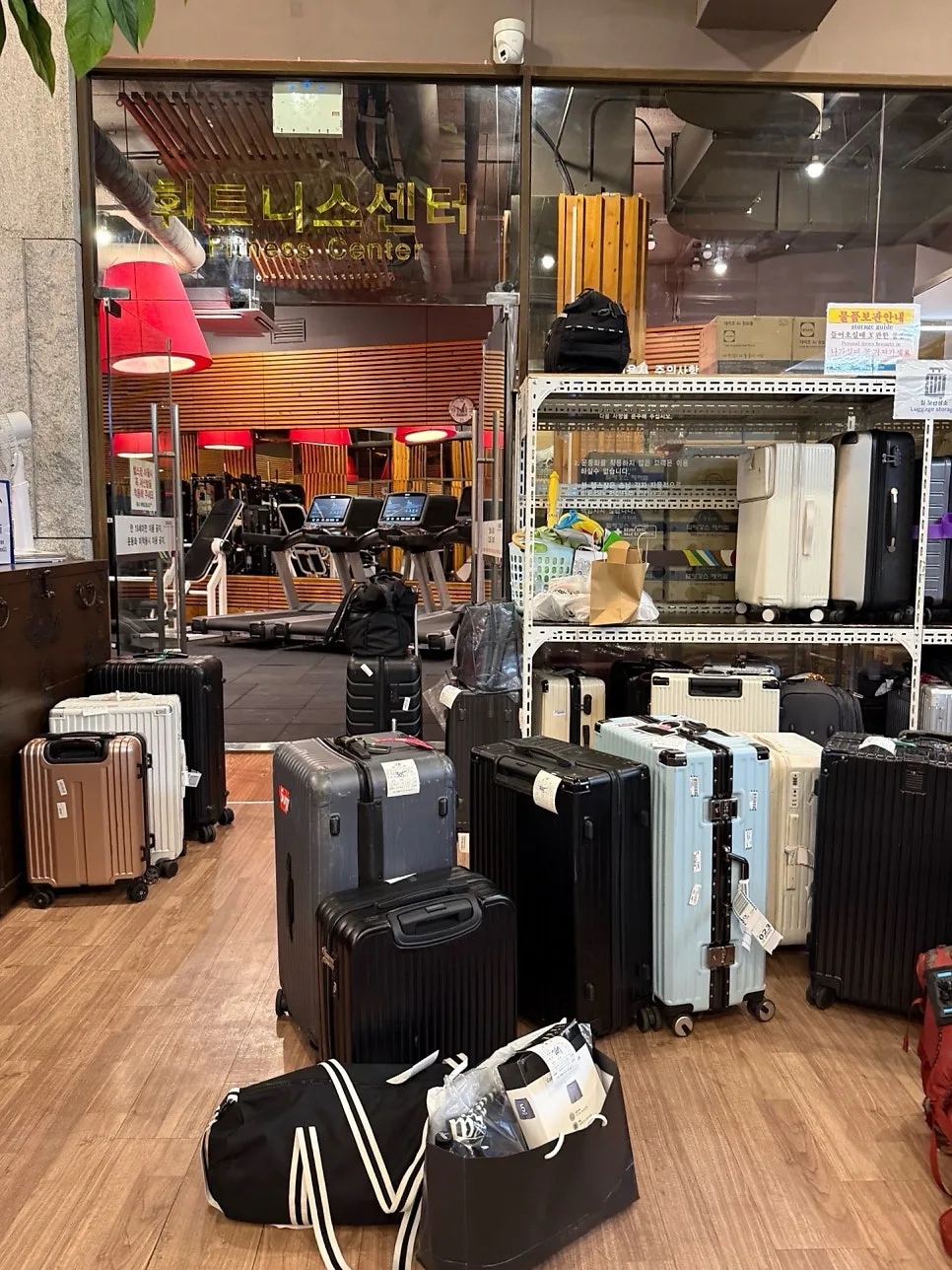 荷物置き場に並ぶスーツケース