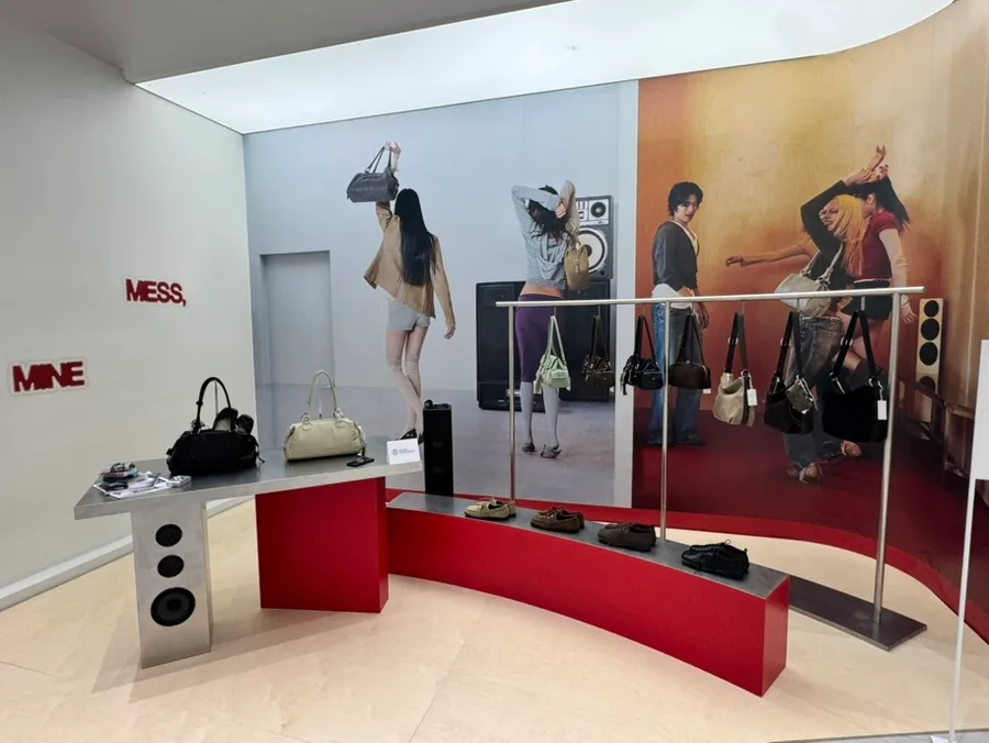 STAND OIL 聖水店 — 赤い展示台に並ぶバッグ