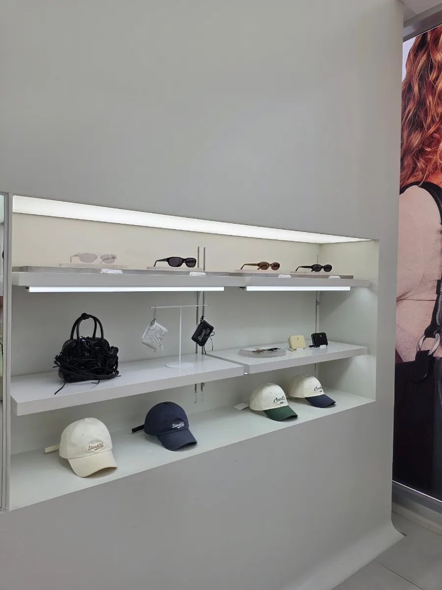STAND OIL 聖水店 — サングラスや帽子が並ぶ棚