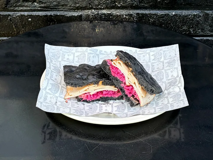 シラチャーチキンハムサンドイッチ