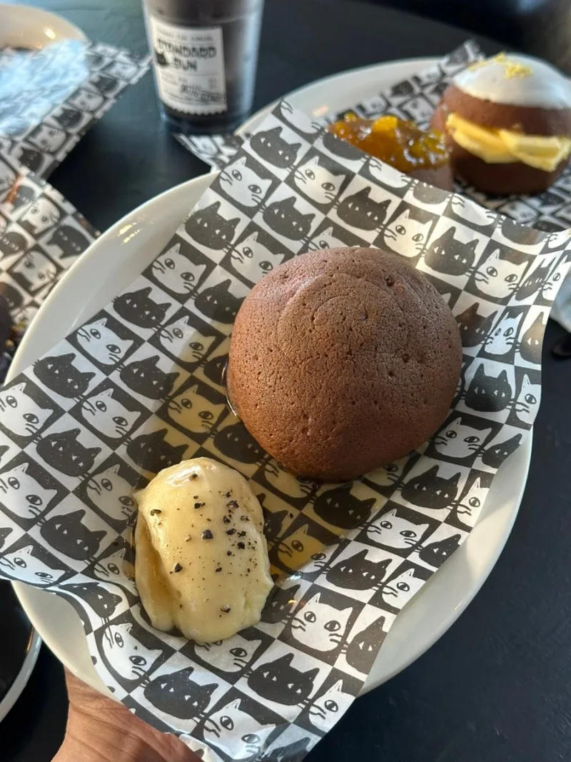 STANDARD BUN 龍山店 — 茶色いパンに添えられたバター