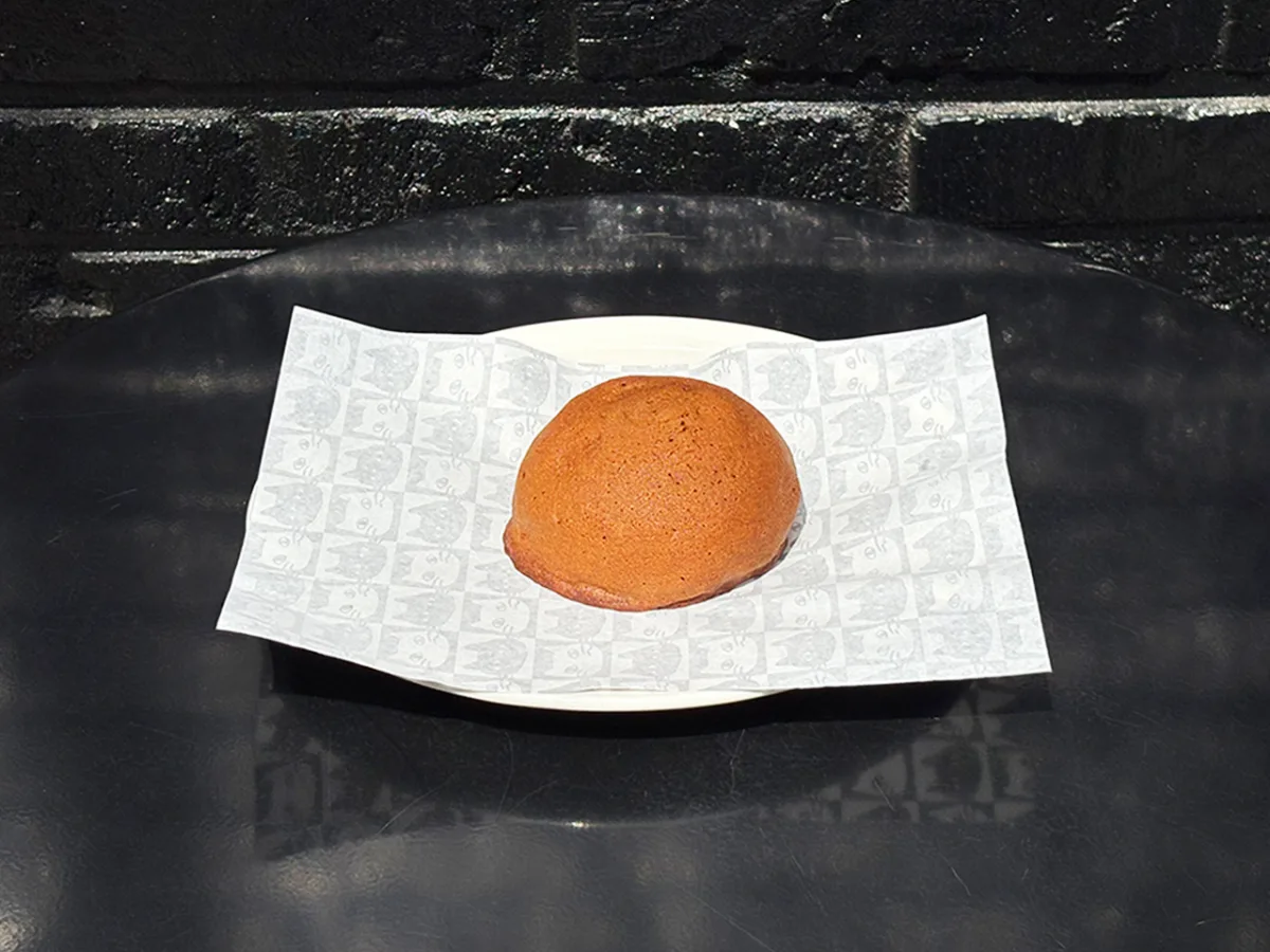 STANDARD BUN 龍山店 — 紙の上にのったモカバン