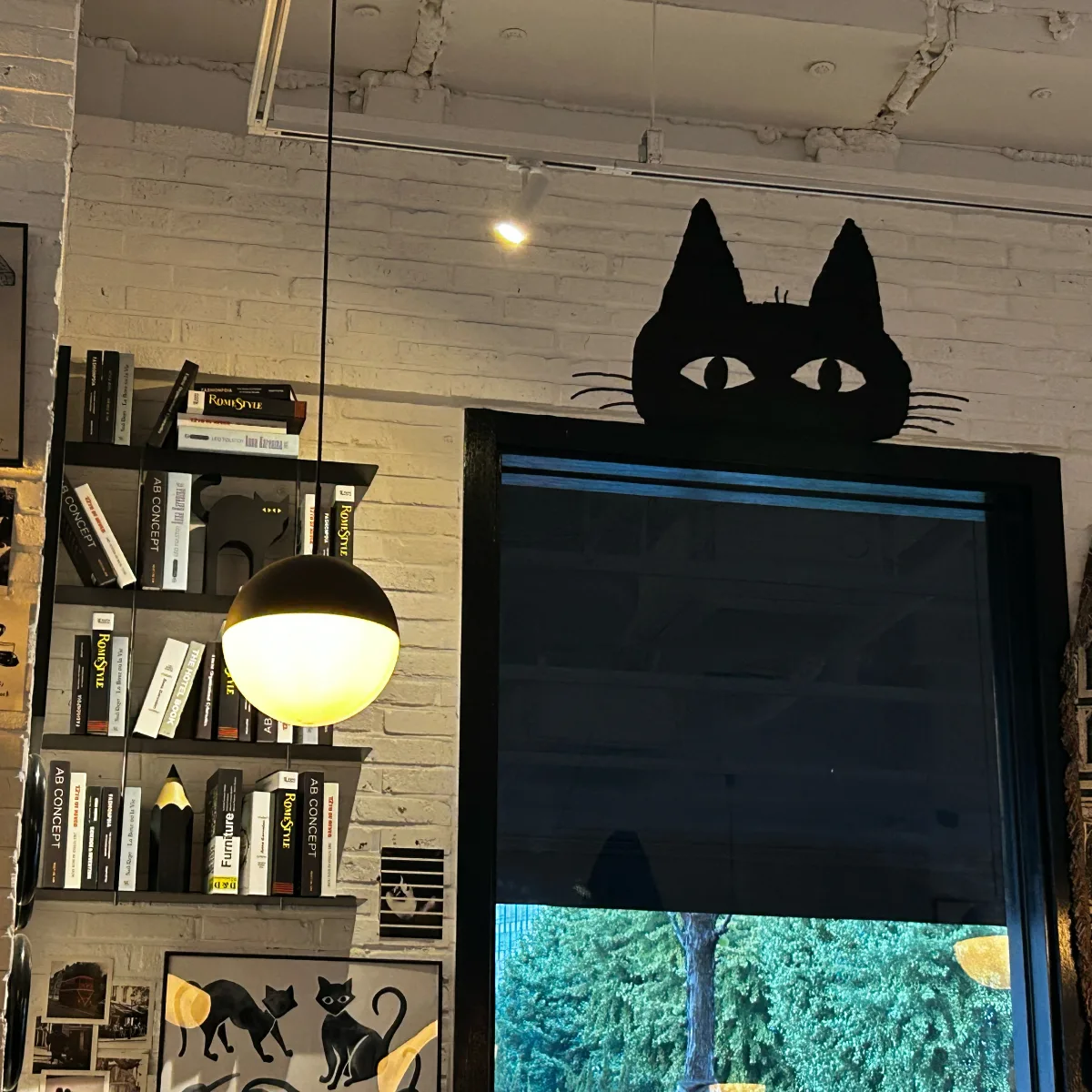 本棚と黒猫の飾りがある窓辺