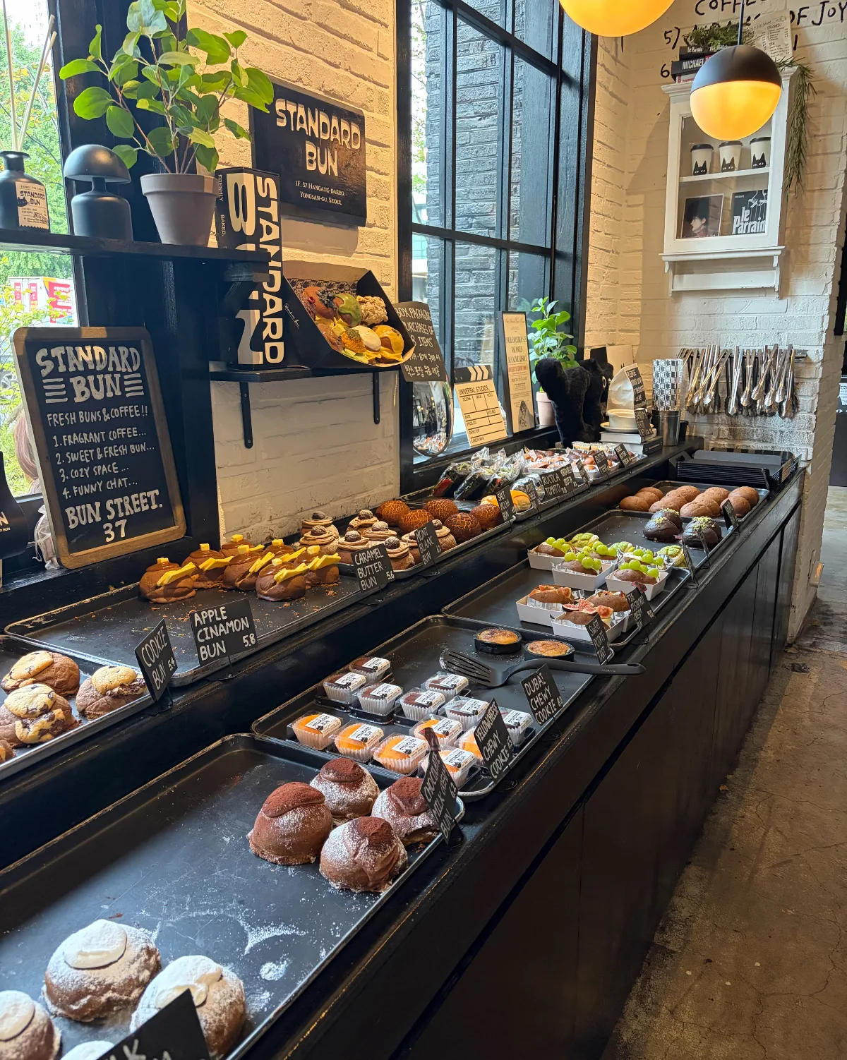 STANDARD BUN 龍山店 — パンが並ぶショーケース