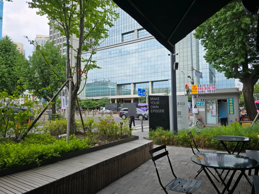 STANDARD BUN 龍山店 — 街路を望む屋外席