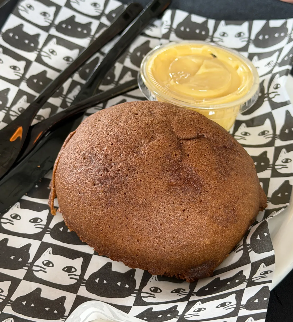 STANDARD BUN 龍山店 — 黒猫柄の紙にのったモカパンとメープルバター
