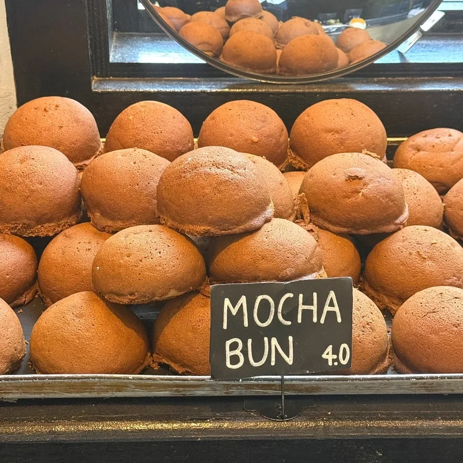 ショーケースに並ぶモカパン