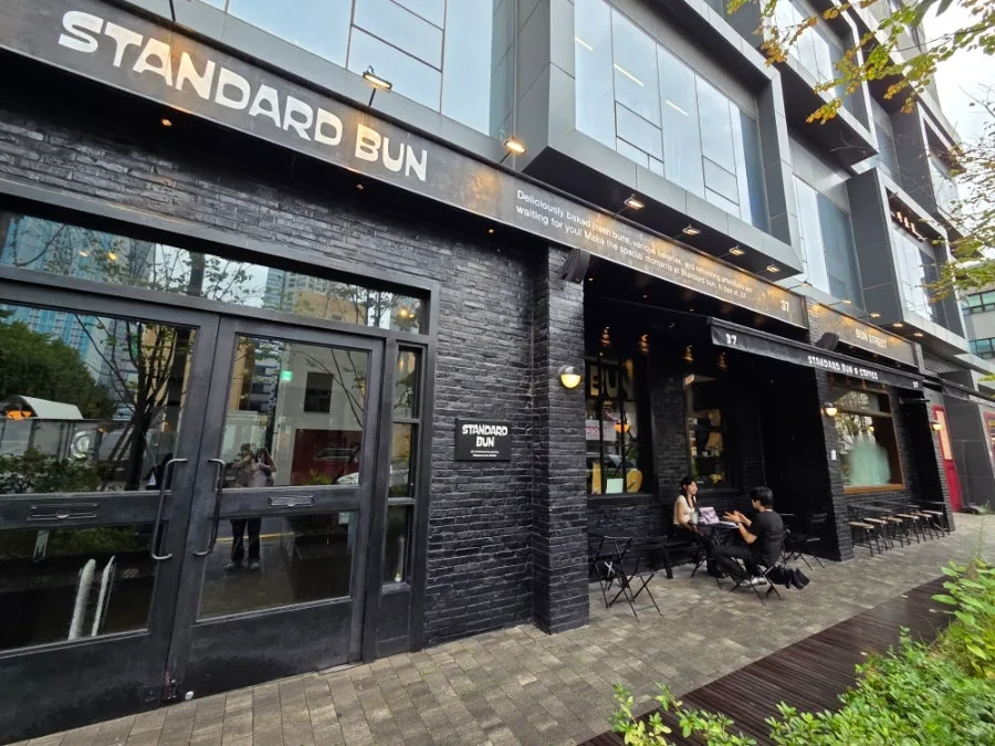 黒いれんが壁のSTANDARD BUN外観