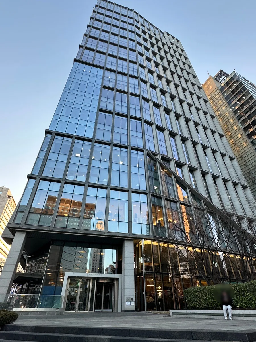 高層ビルの足元にある店舗