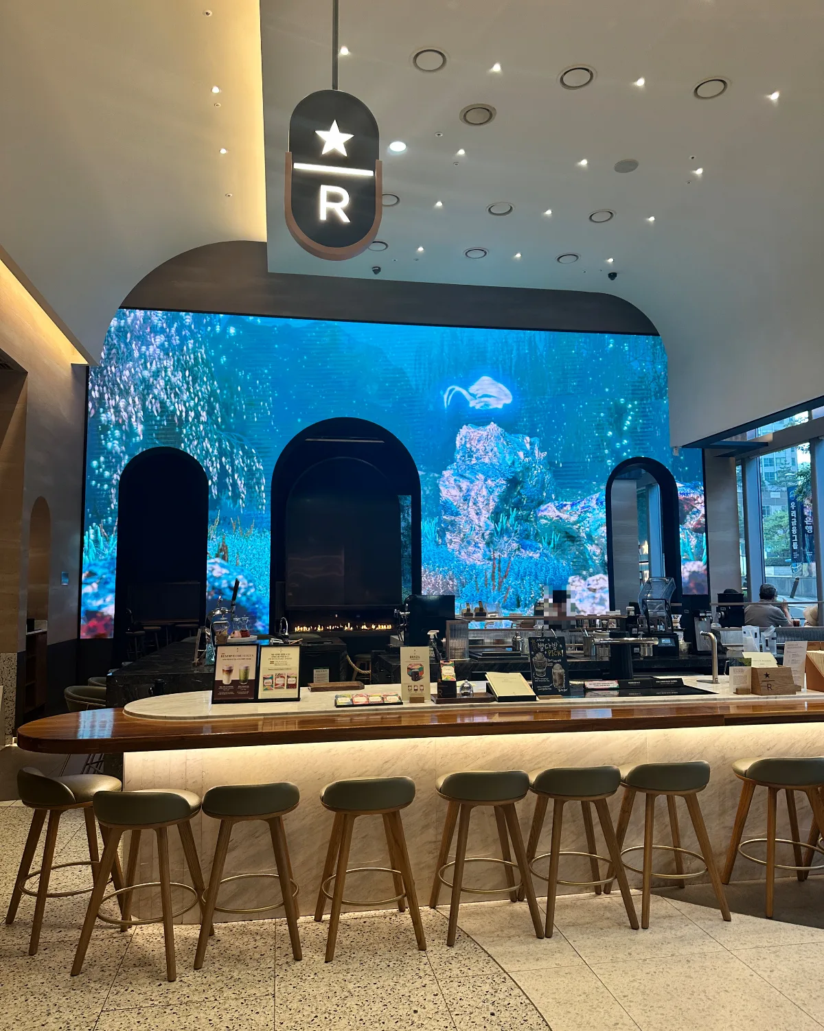 スターバックス コーヒー ピョルダバン店 — 映像壁を背にしたカウンター席