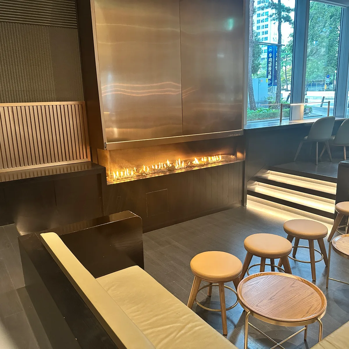 スターバックス コーヒー ピョルダバン店 — 暖炉と窓辺のカウンター席