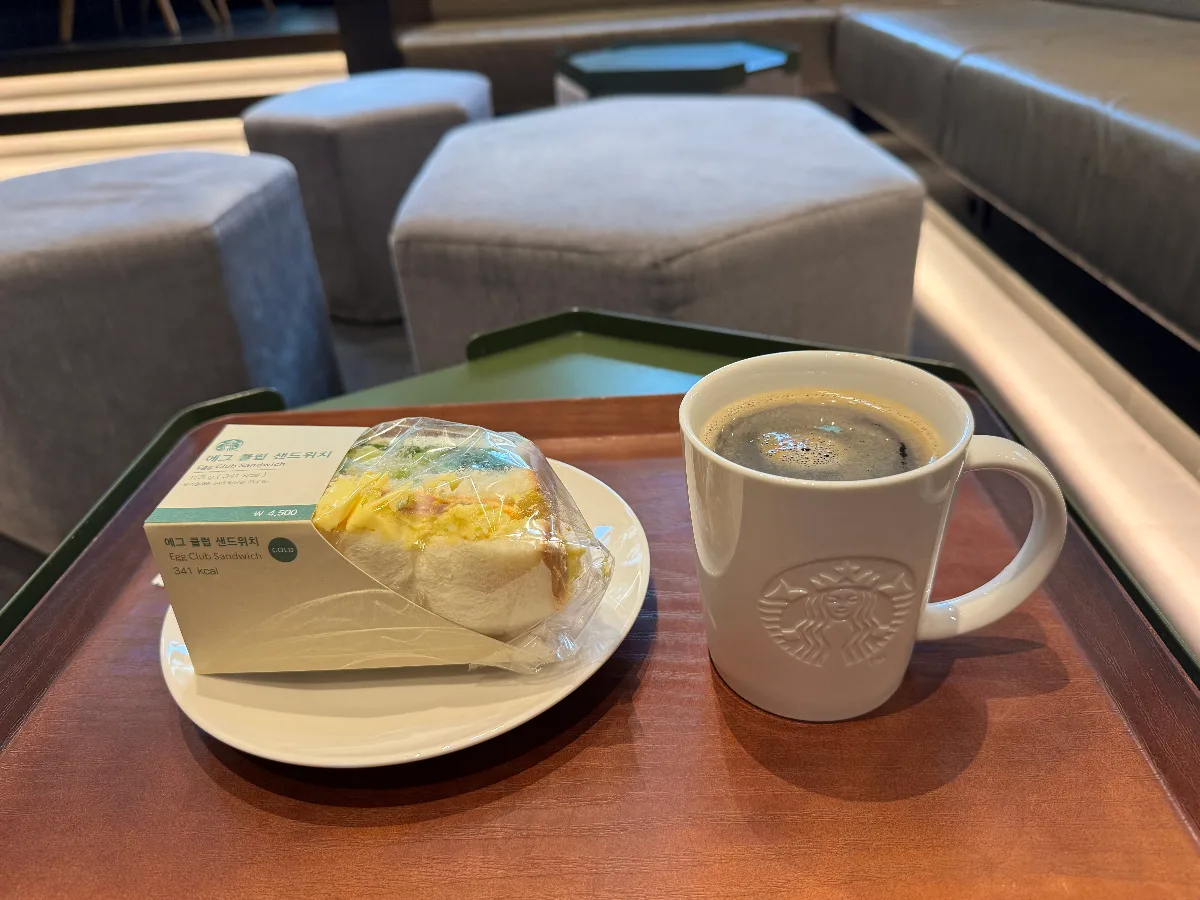 ソファ席でのコーヒーとサンド