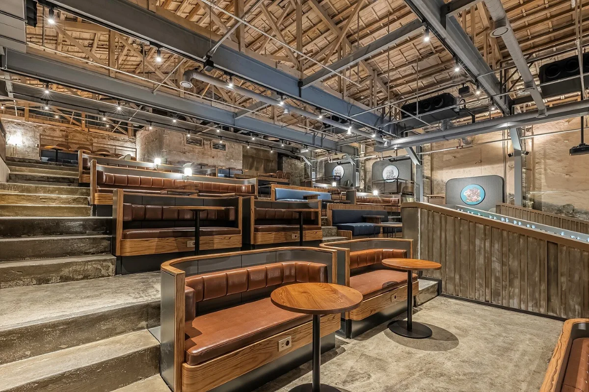 木組みの天井の下に段になったソファ席が並ぶ、京東1960店の店内