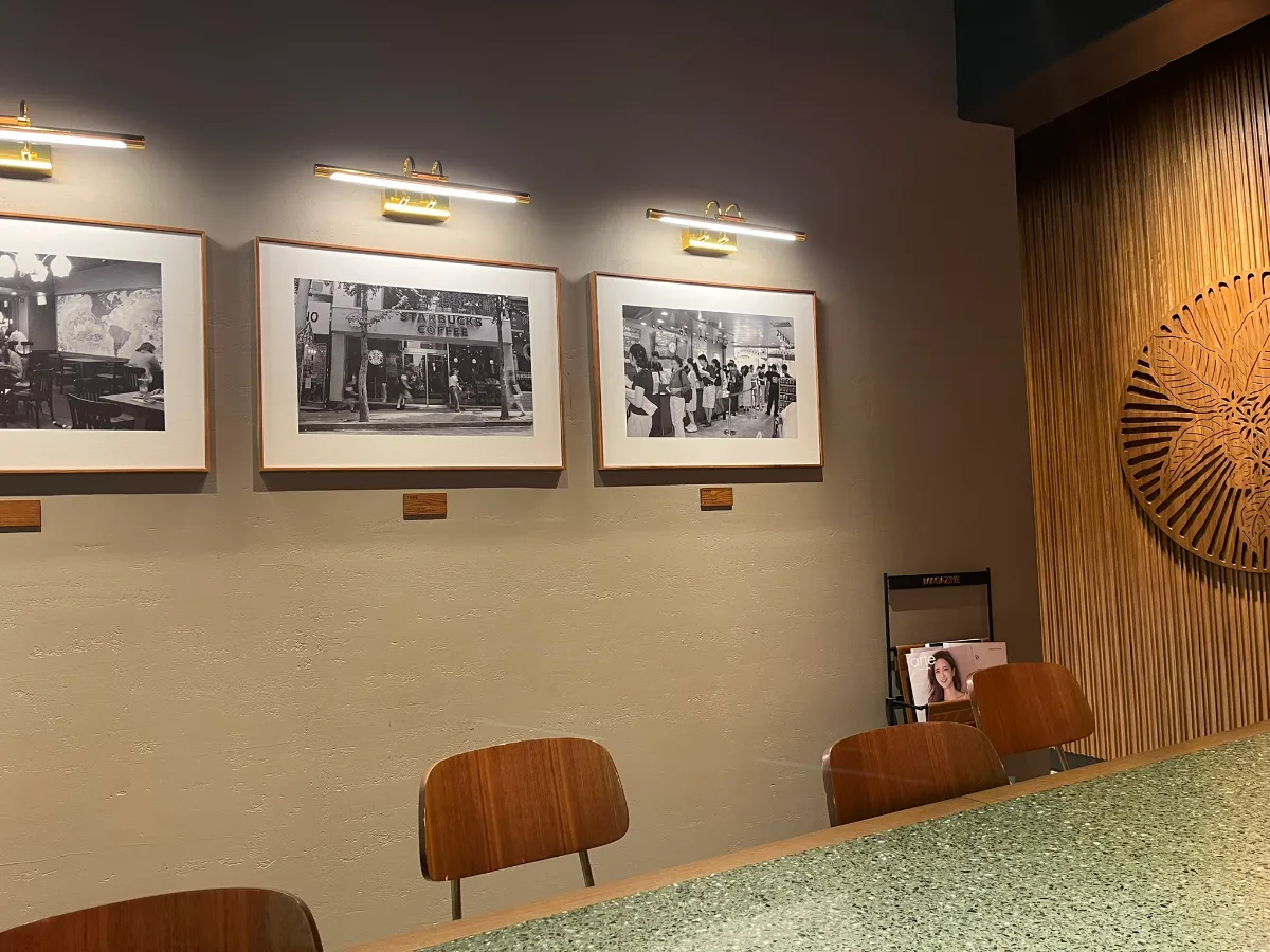 スターバックス 梨大店 — モノクロ写真が並ぶカウンター席