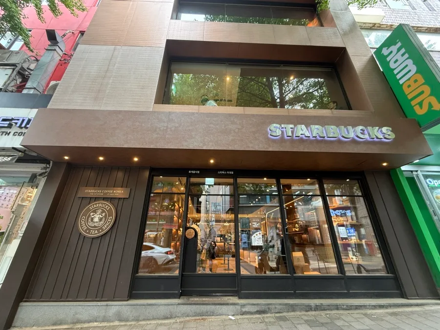 旧ロゴのプレートが掛かる、梨大店の店構え