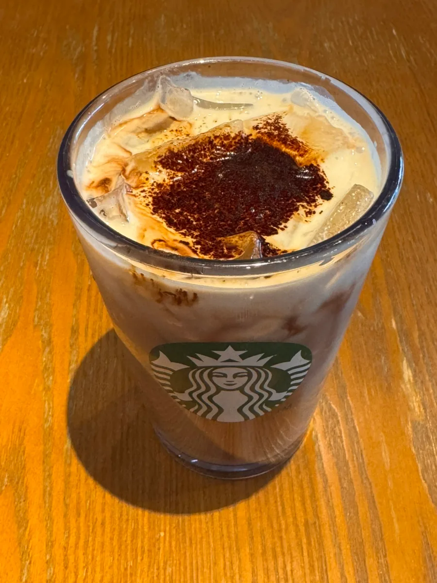 クリームと茶色い粉のアイスラテ